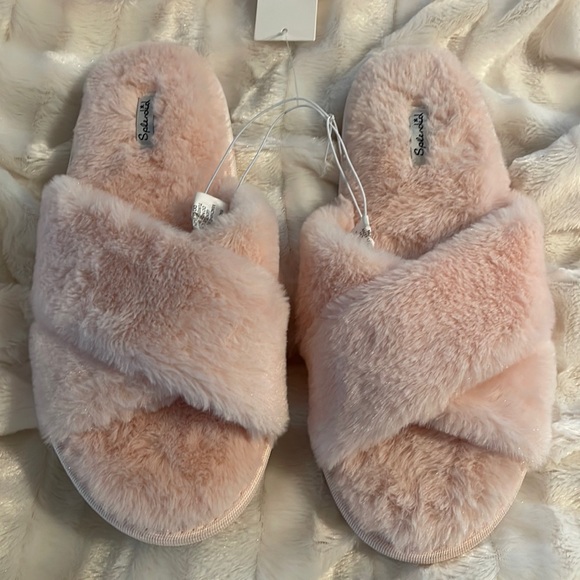 Plush slippers BNWT - Picture 1 of 6